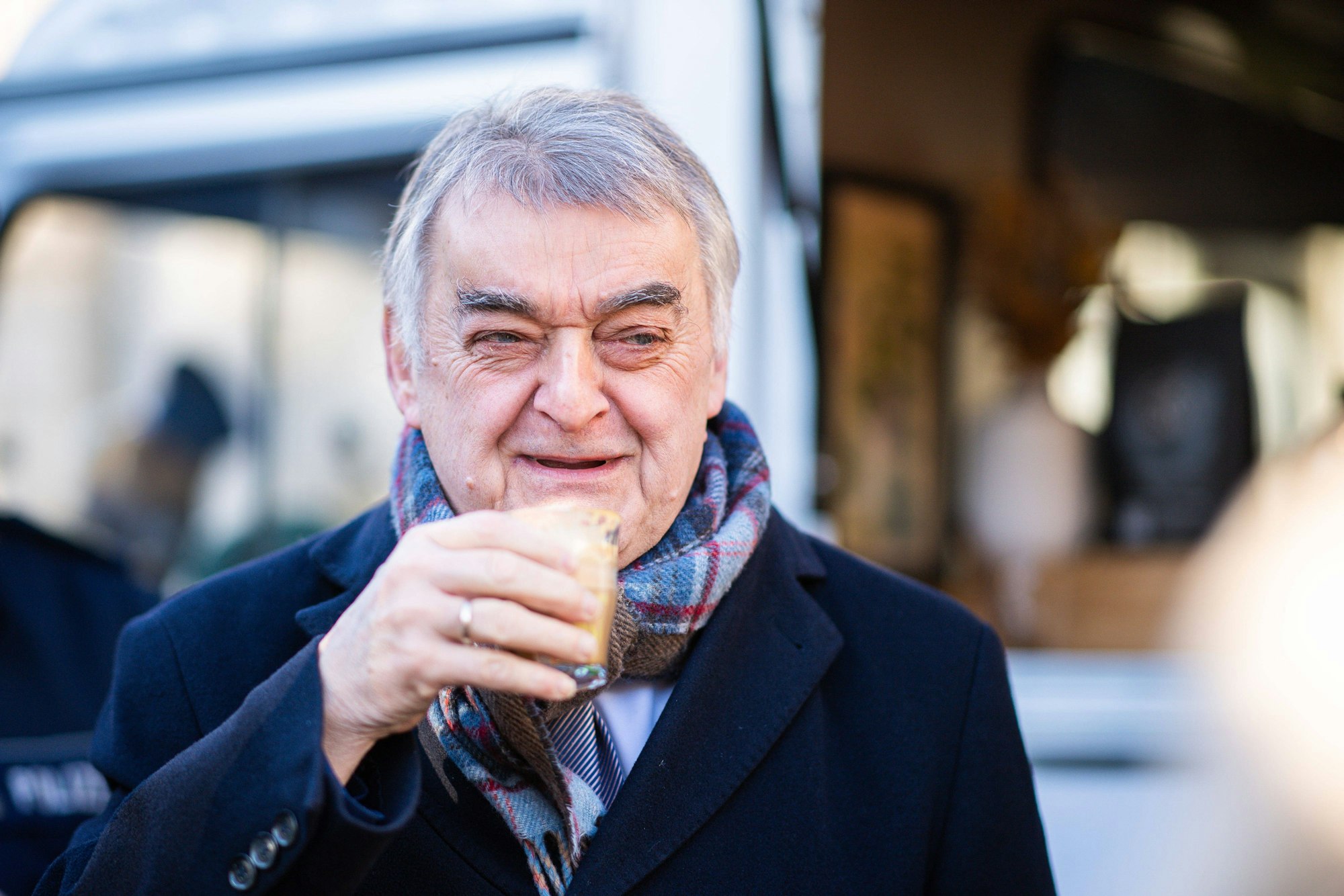 Selbst kein Kostverächter: Herbert Reul weiß guten Kaffee offenbar zu schätzen. (Archivbild)