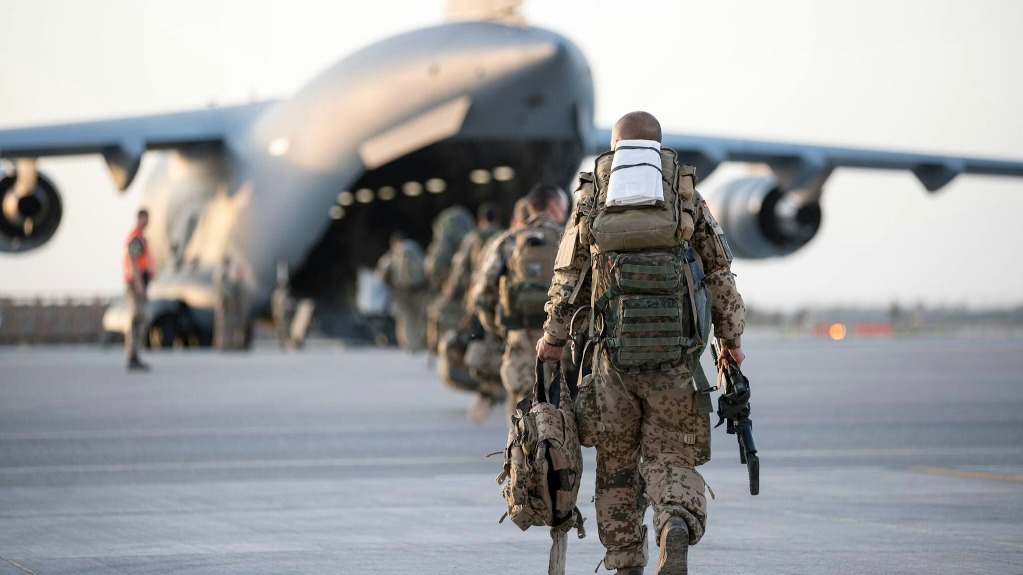 Psychische Belastungen im Gepäck: soldaten verlassen 2021 den afghanischen Stützpunkt Masar-i-Scharif (Archivbild). .