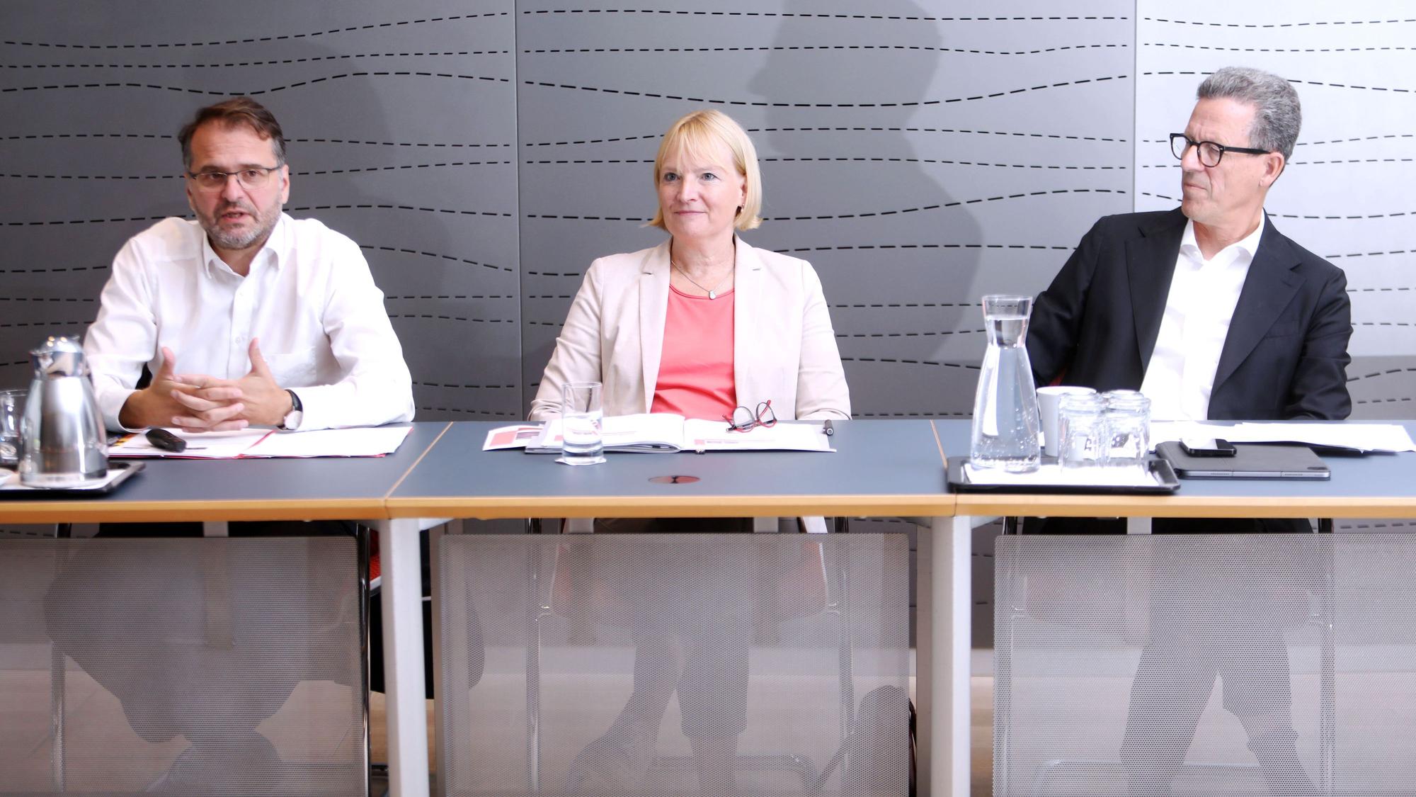 Andreas Feicht, Stefanie Haaks und Michael Theis (v.l.) bilden die Geschäftsführung der Stadtwerke Köln GmbH (SWK).