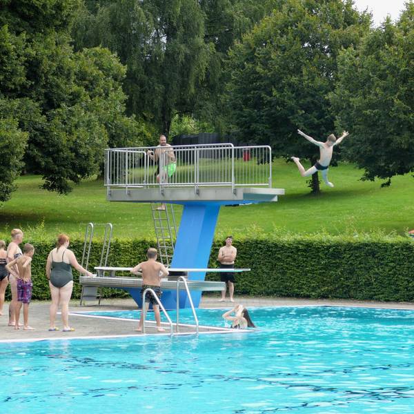 Von einem Dreimeterturm können Badegäste im Freibad Rosbach ins Wasser springen.