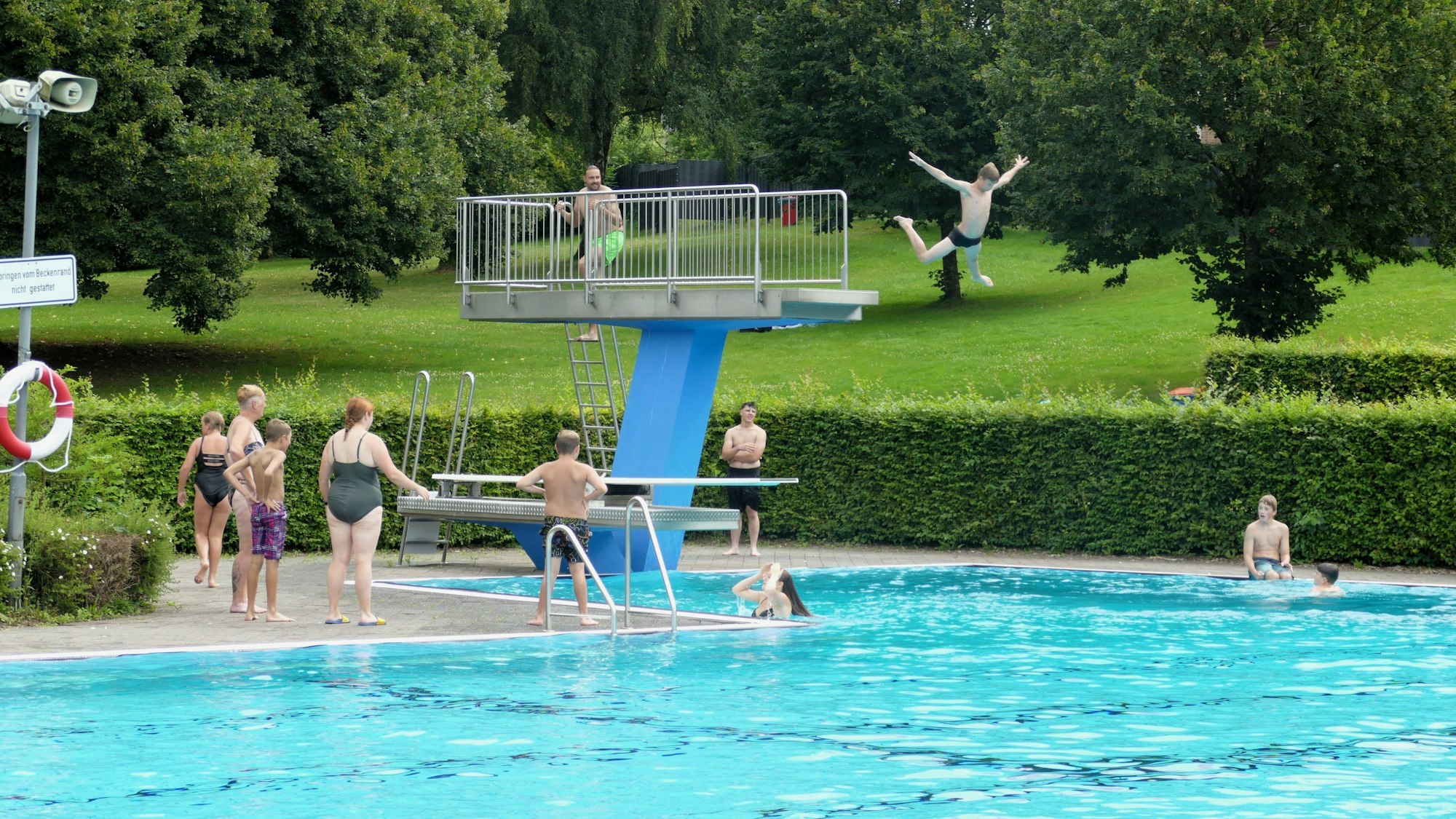 Von einem Dreimeterturm können Badegäste im Freibad Rosbach ins Wasser springen.
