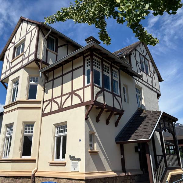 Das Haus Heskamp, dessen Obergeschoss in Fachwerkbauweise errichtet wurde, von außen.