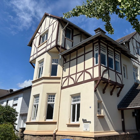 Das Haus Heskamp, dessen Obergeschoss in Fachwerkbauweise errichtet wurde, von außen.