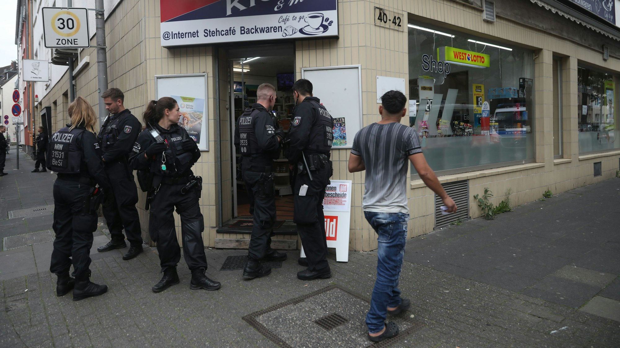 Schwerpunkteinsatz im Rechtsrheinischen: Polizei kontrolliert Kiosks in Kalk.