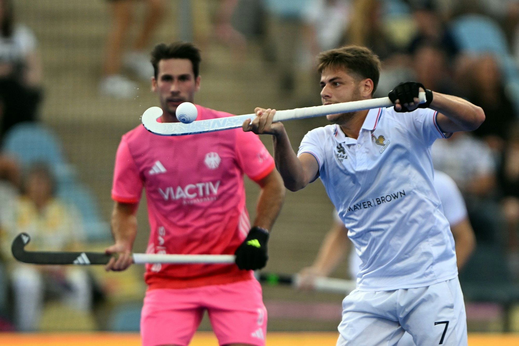 Kunst und Kampf im Hockey-Park.
