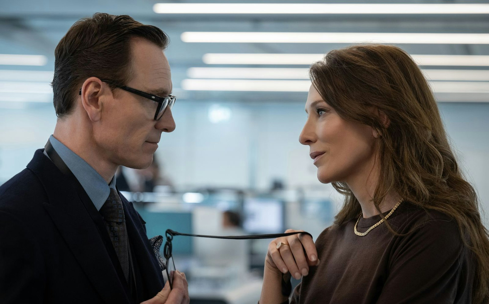 Sinnliches Spiel mit dem Nichts-Wissen: Cate Blanchett und Michael Fassbender verkörpern in „Black Bag“ zwei verheiratete Spione, die sich beruflich in die Quere kommen. (Bild: Universal Studios/Claudette Barius/Focus Features 2025)