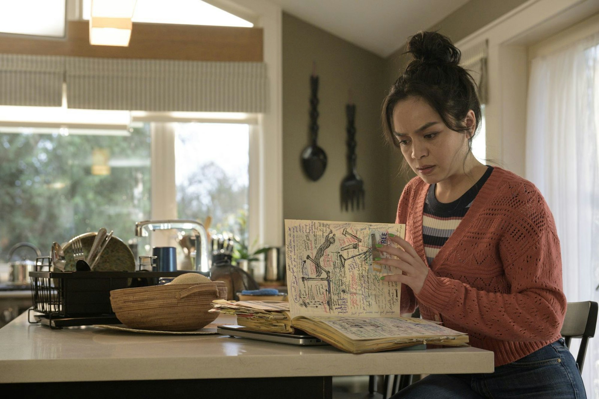 Stefanie Reyes (Kaitlyn Santa Juana) versucht ihre Familie vor dem sicheren Tod zu beschützen. Können die Aufzeichnungen ihrer Großmutter ihr dabei helfen? (Bild: 2024 Warner Bros. Pictures, Inc/Eric Milner)