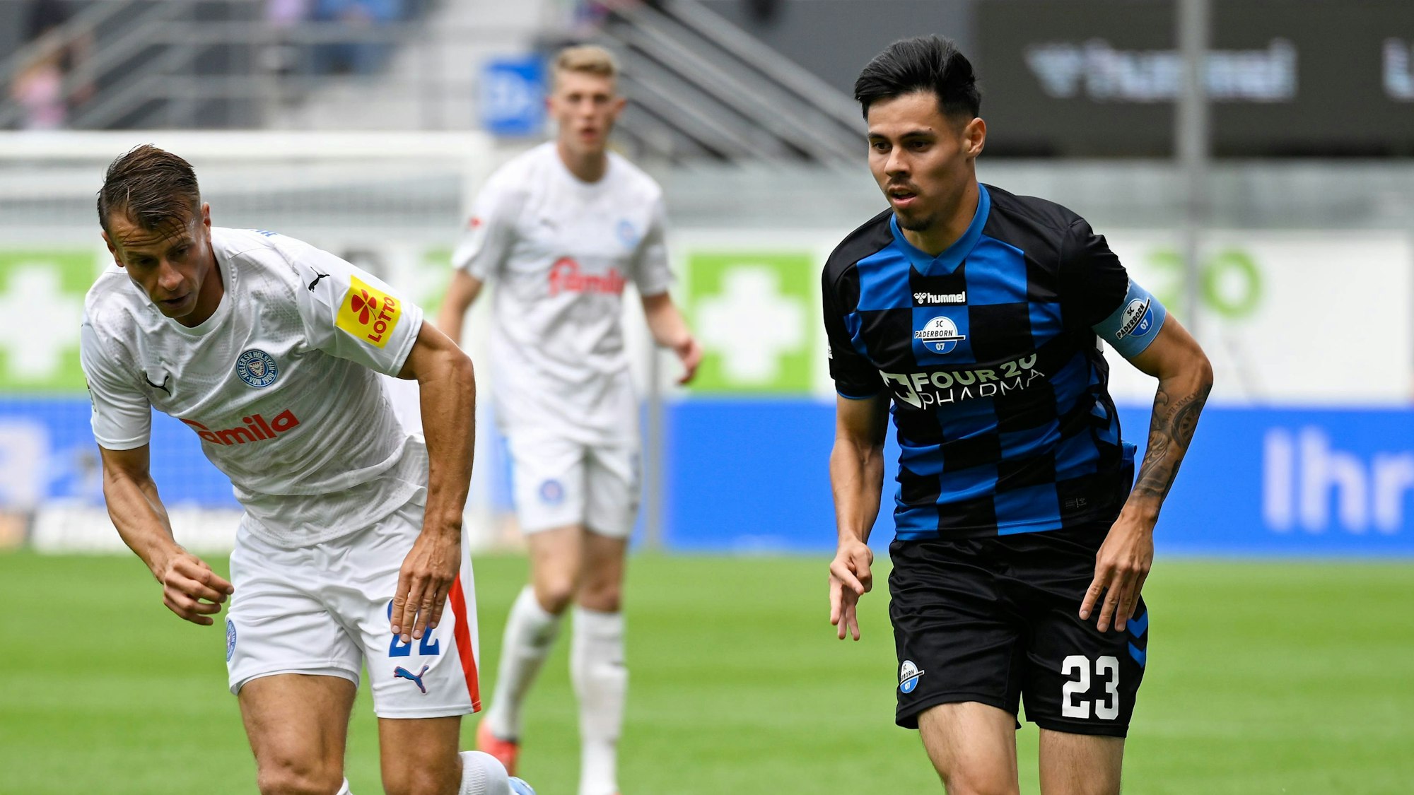 Raphael Obermair (r.) beim Saisonauftakt mit dem SC Paderborn gegen Holstein Kiel..