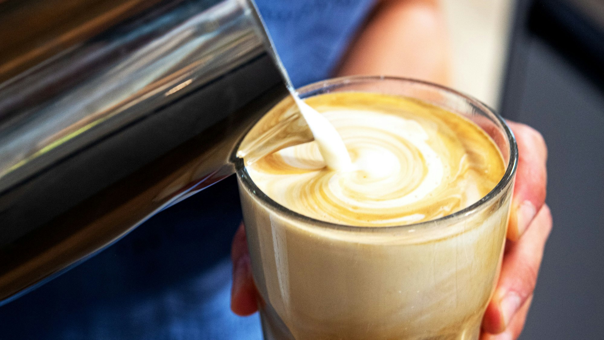 Für viele unverzichtbar: Kaffee gehört zu den Lieblingsgetränken der Deutschen. Aber muss er aus der 14.600 Euro teuren Maschine kommen?