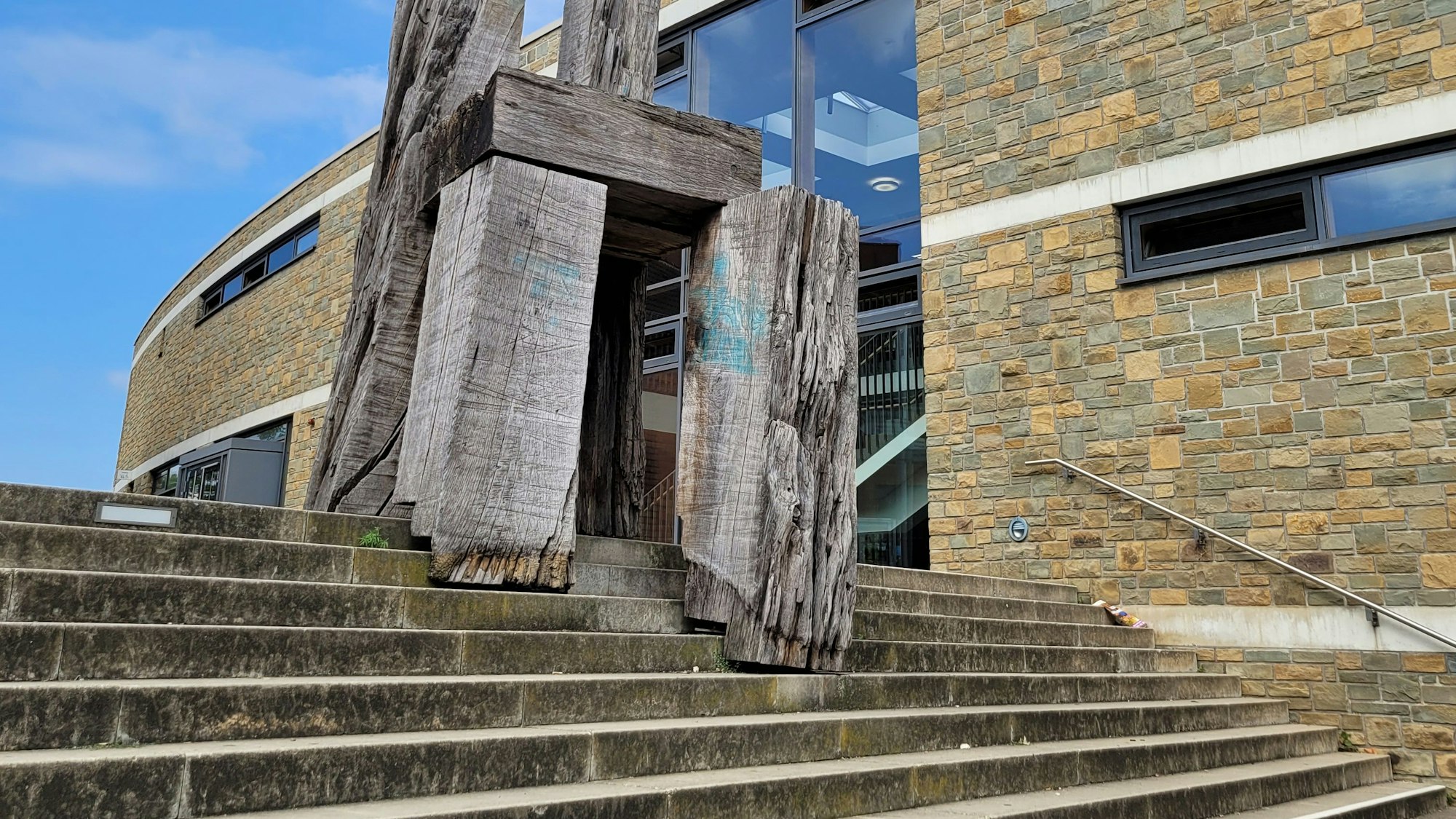 Da hatte der Frost noch nicht an der Treppe zum Kultur- und Medienzentrum genagt.