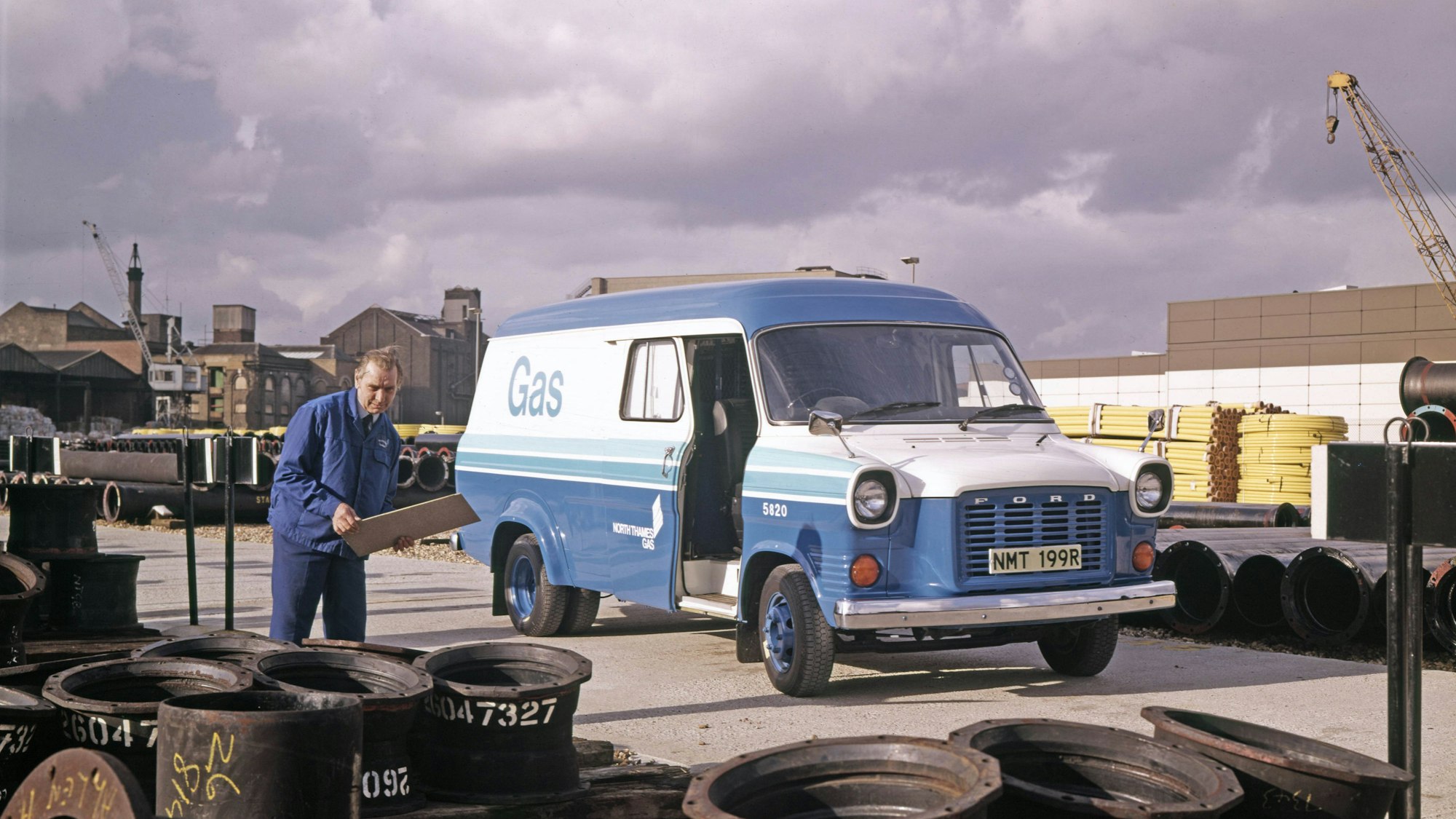 Ford Transit der Kölner Polizei. 1972 wurde in England laut Scotland Yard bei 95 Prozent aller Raubüberfälle ein Ford Transit als Fluchtauto genutzt.
