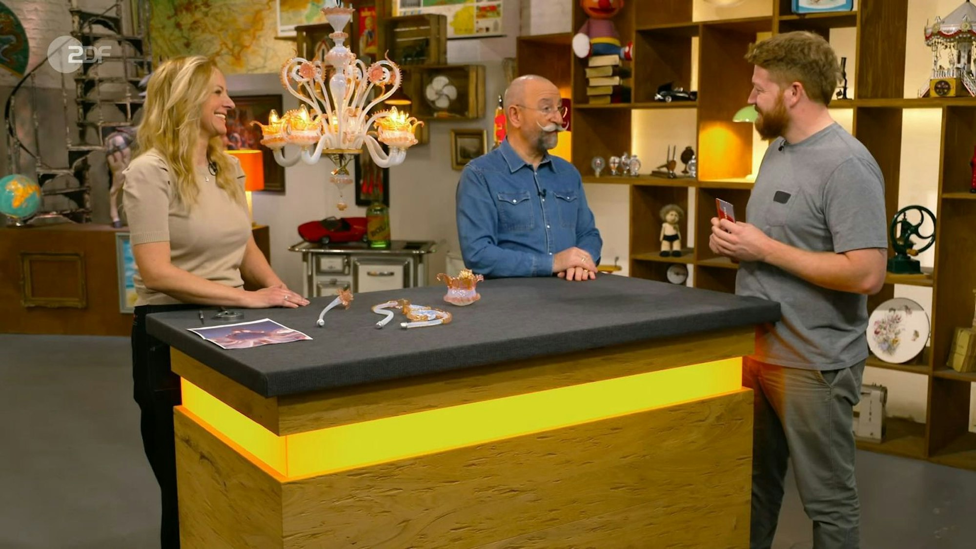 „Der Beweis, wir haben jetzt hier Murano Glas vor uns, den kann ich nicht zu 100 Prozent geben“, konnte Annika Raßbach in dem Zustand nur 300 bis 500 Euro in Aussicht stellen. „Wenn in der Kuppe noch eine Gravur ist, sind wir sogar bei knapp vierstellig.“
(Bild: ZDF)