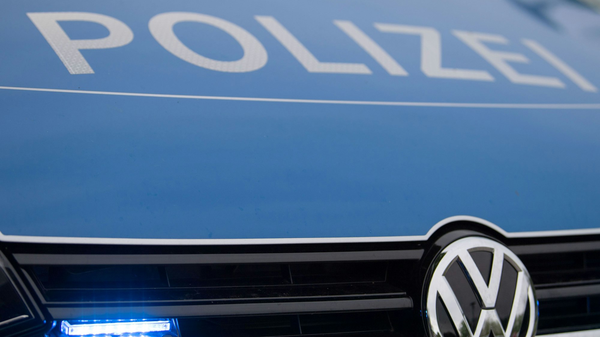 ARCHIV - 15.05.2019, Bayern, Dachau: Ein Blaulicht leuchtet an einer Polizeistreife. (zu dpa: «Mann schießt sich versehentlich selbst in den Hals») Foto: Lino Mirgeler/dpa +++ dpa-Bildfunk +++