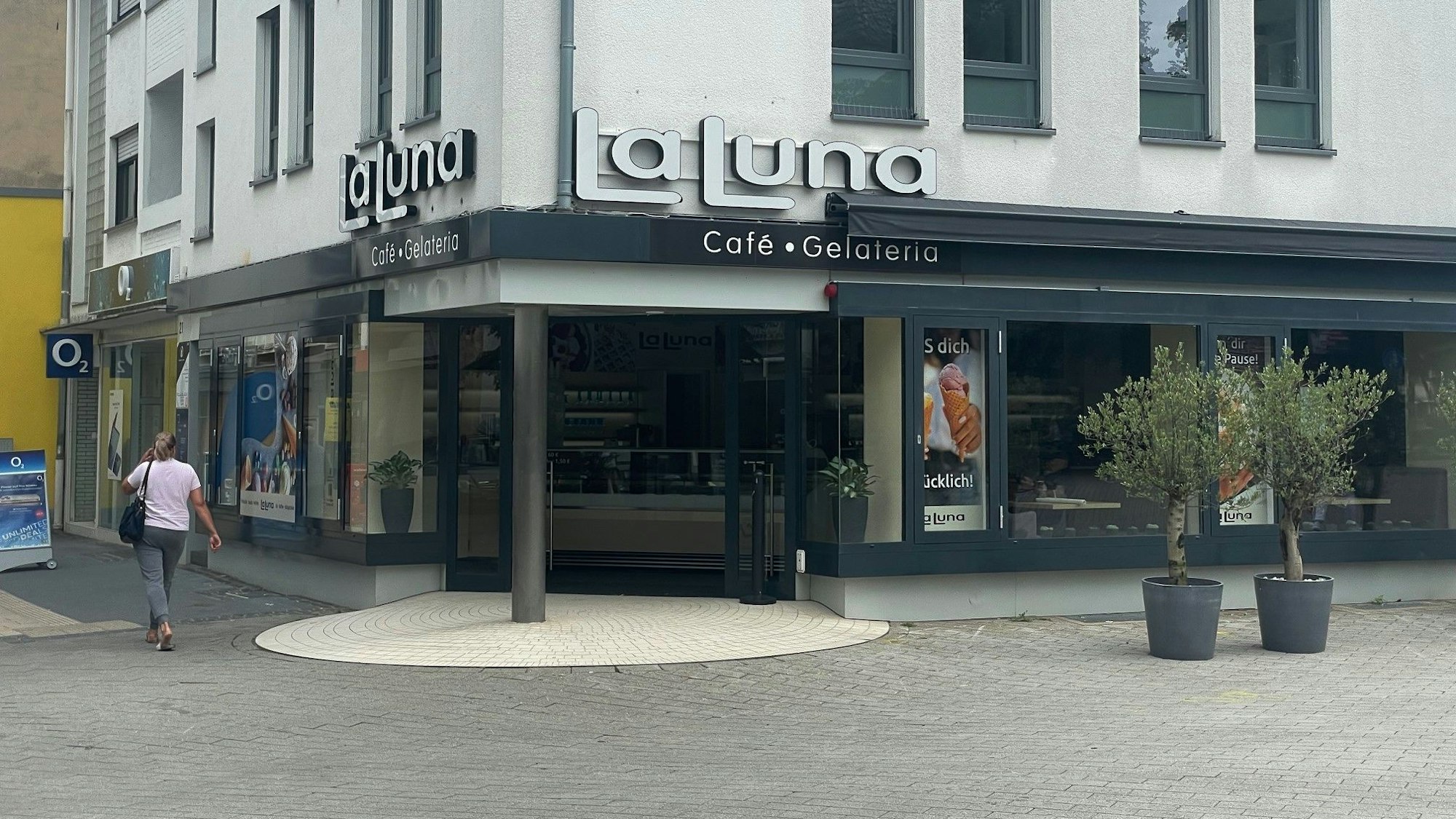 Das Bild zeigt das Eiscafé von außen.