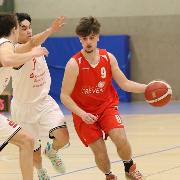 Das Bild zeigt eine Spielszene beim Basketball.