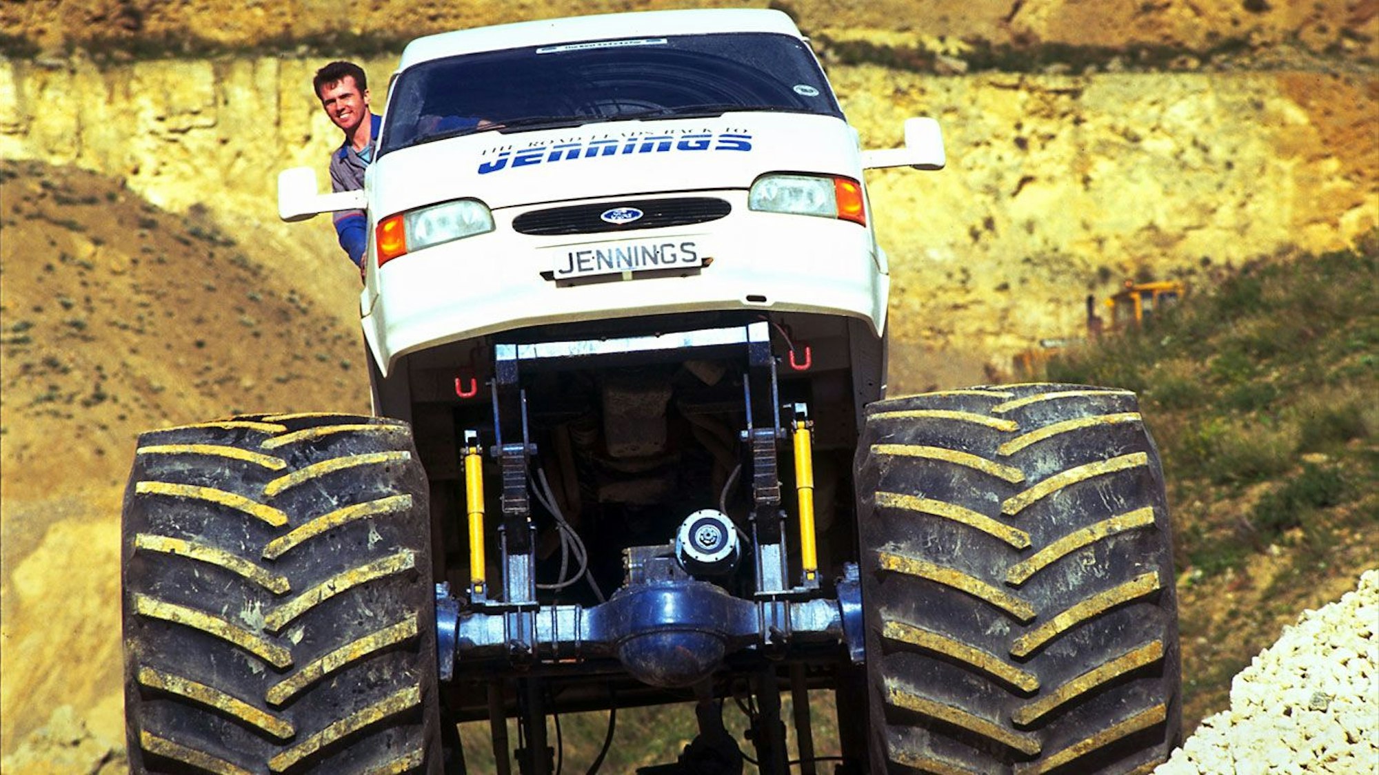 2005 verwandelte ein britischer Ford-Händler einen harmlosen Transit in einen ausgewachsenen Monster-Truck ─ Fahrzeuggewicht: 6,5 Tonnen
Foto: Ford