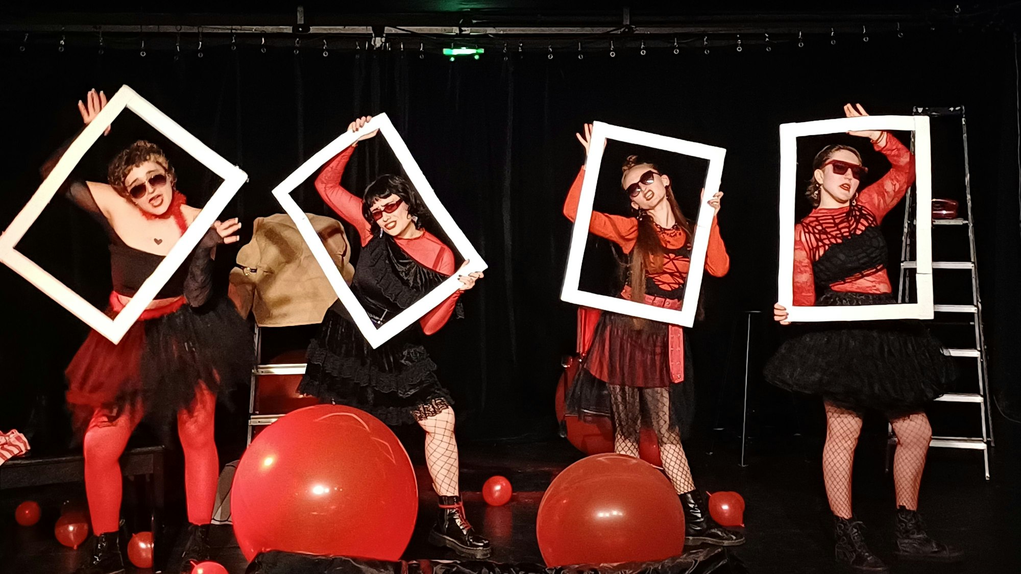 Schauspielerinnen auf der Bühne