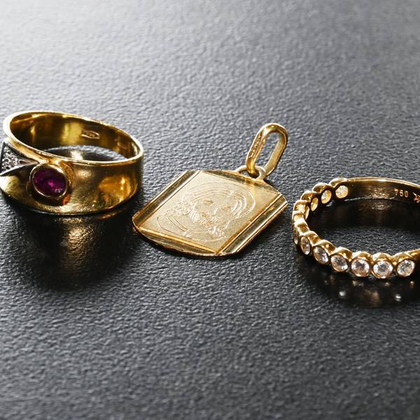 Unter anderem wird auch Schmuck im Kölner Fundbüro verkauft.