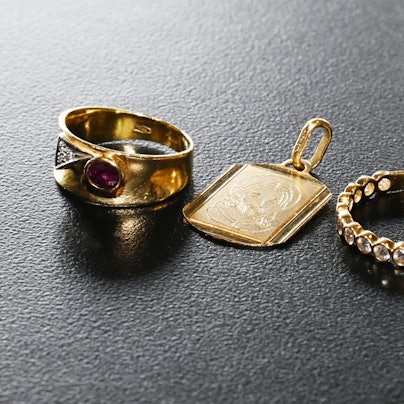 Unter anderem wird auch Schmuck im Kölner Fundbüro verkauft.