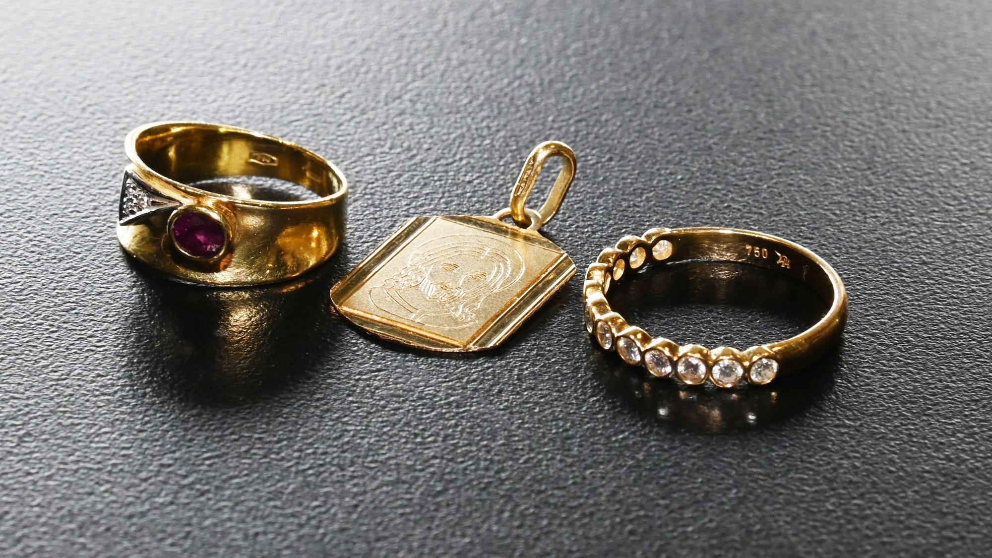 Unter anderem wird auch Schmuck im Kölner Fundbüro verkauft.