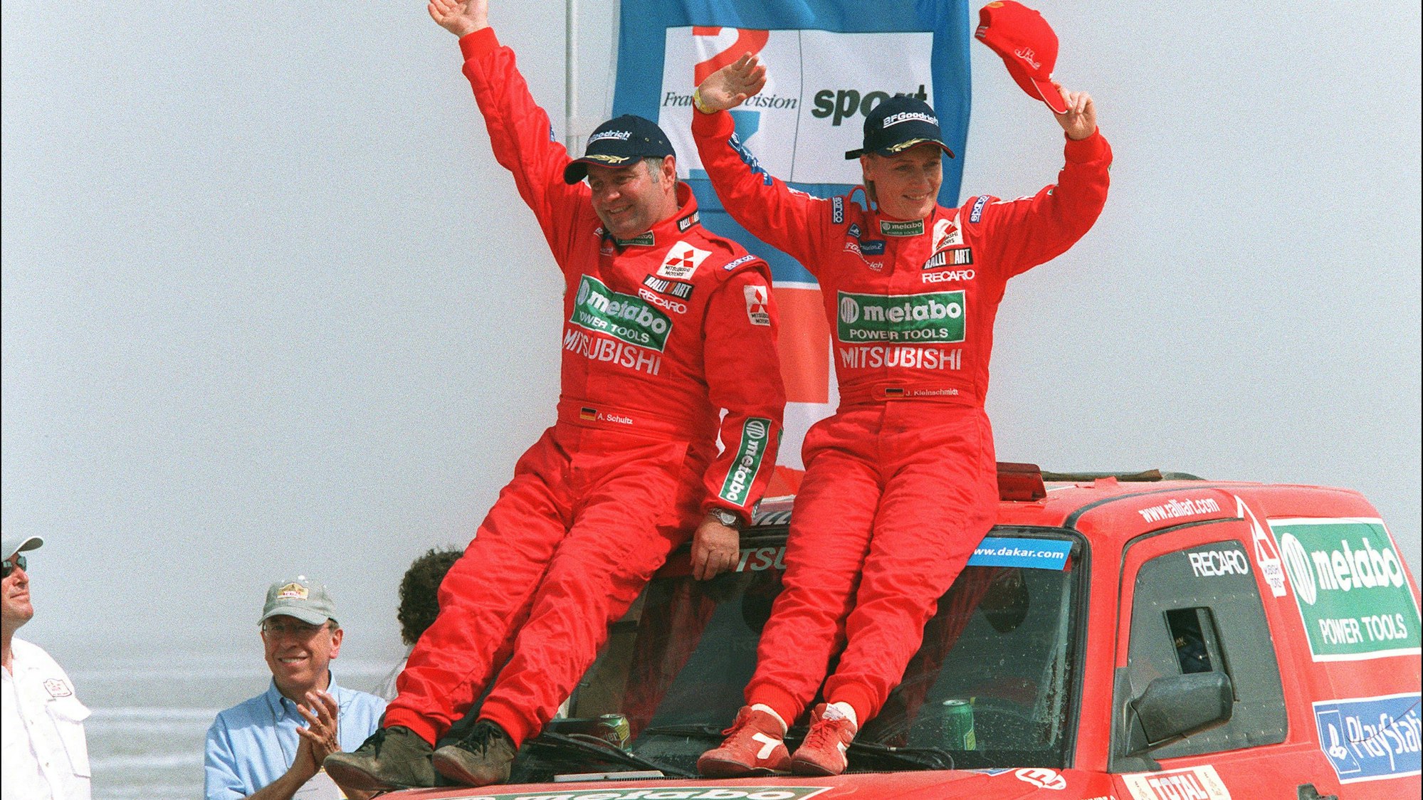 Jutta Kleinschmidt und ihr Beifahrer Andreas Schulz bei der Rallye Dakar 2002. Ein Jahr nach ihrem Sieg traten sie erneut an und landeten auf Platz 2.