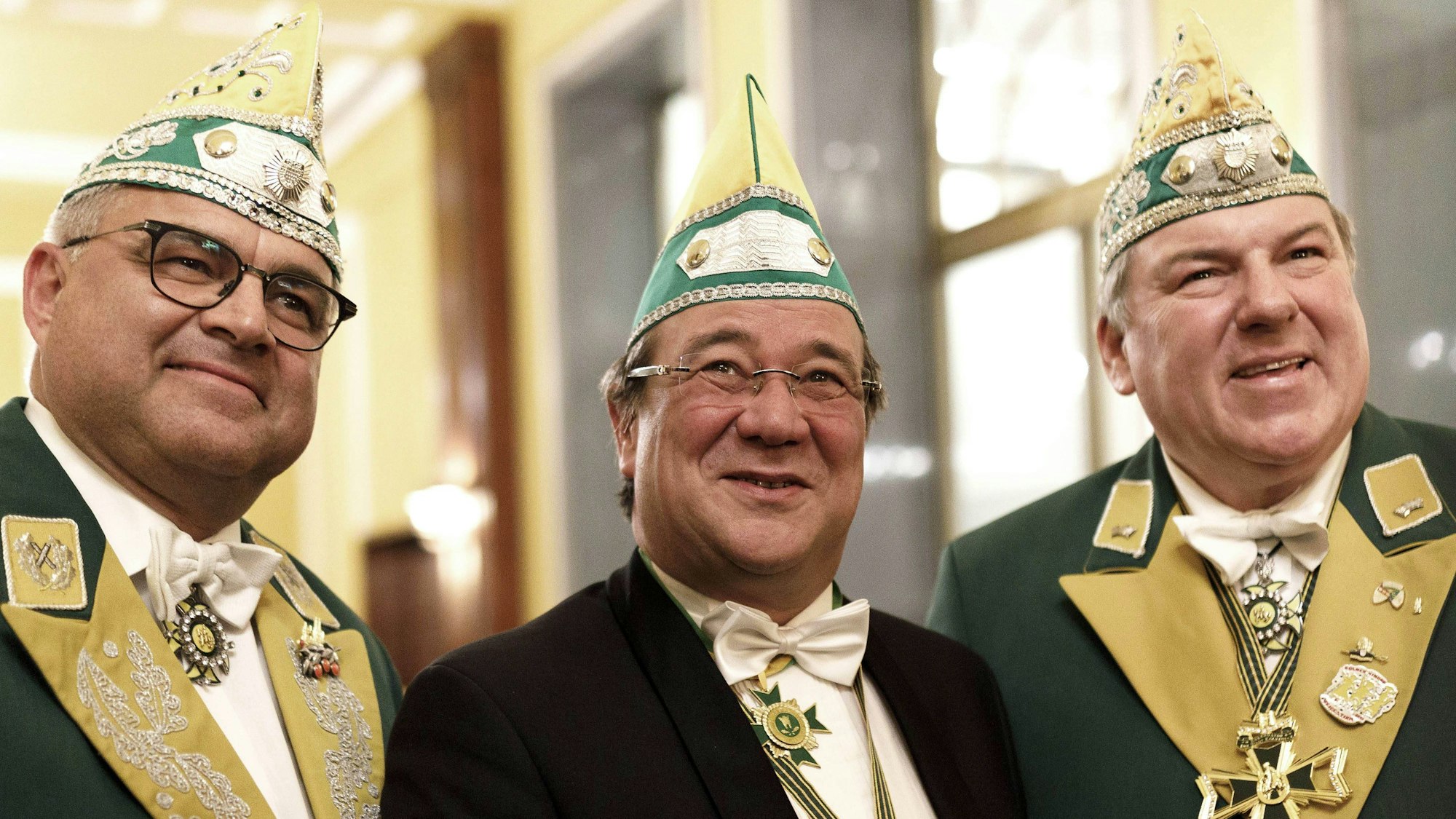 Michael Kreuzberg (r.) zusammen mit EhrenGarde-Präsident Hans-Georg Haumann (l.) bei der Ernennung von Armin Laschet zum Major der Reserve.