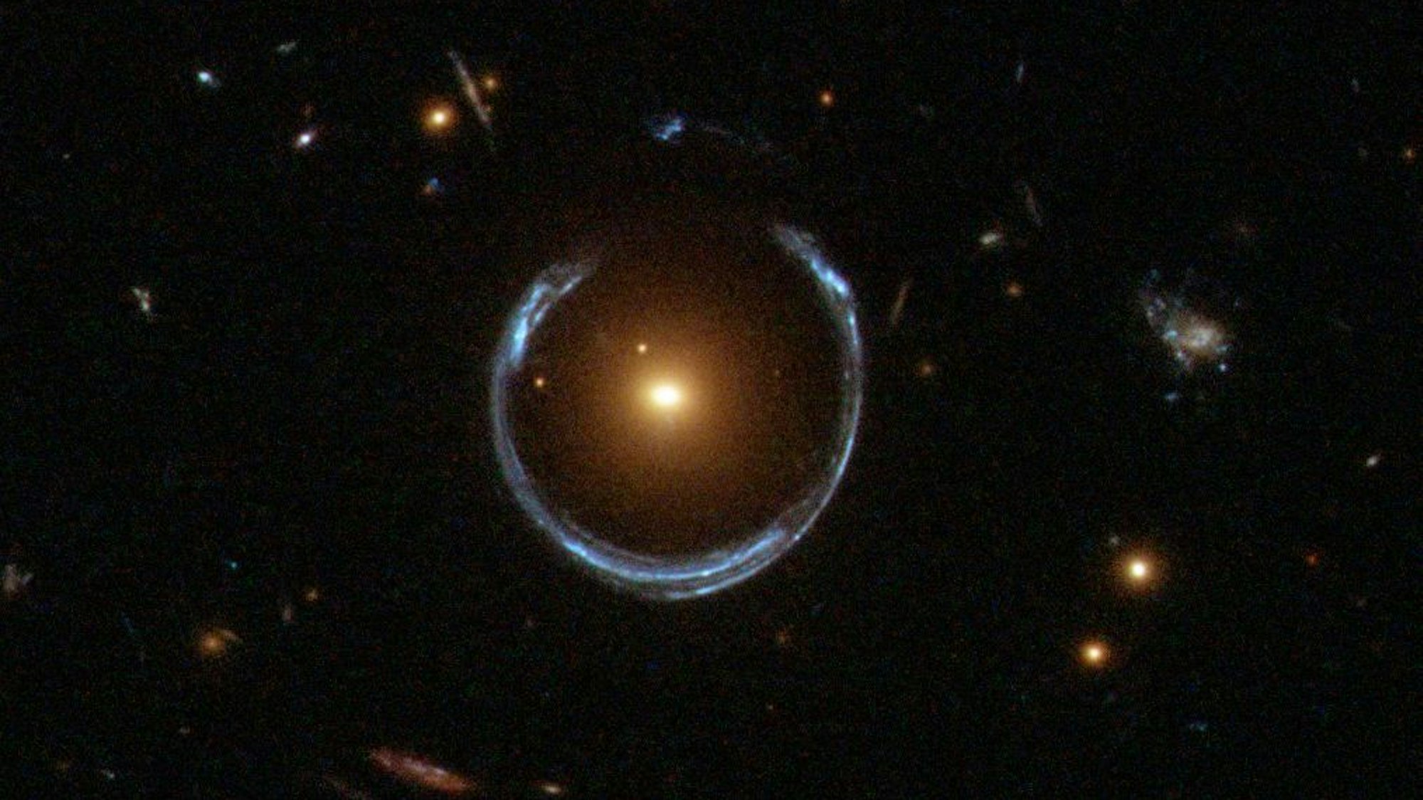Die Gravitationslinse des „Kosmischen Hufeisens“.