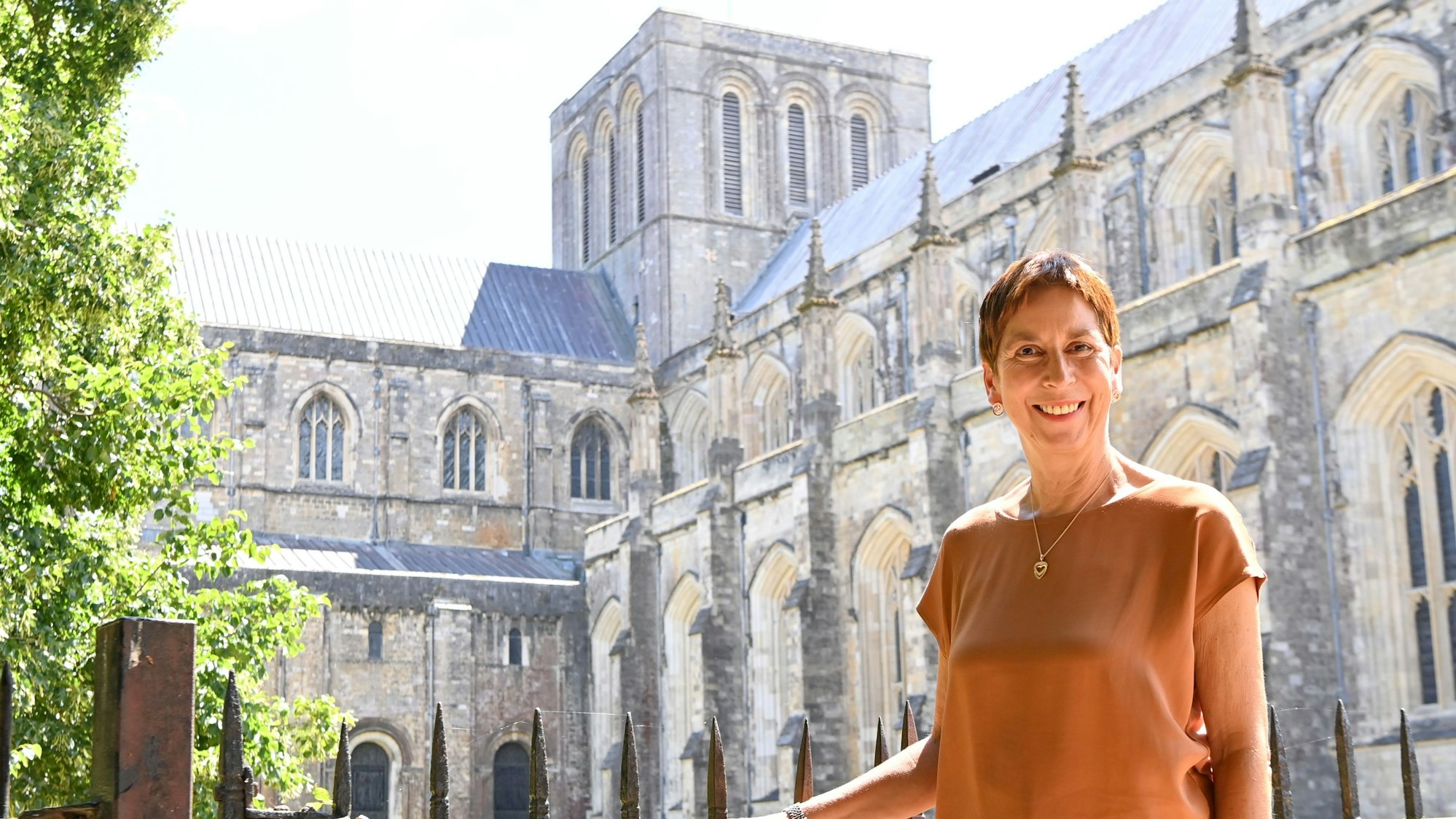 Rebecca Gablé vor der Kathedrale von Winchester