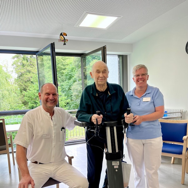 Der 100-jährige Hubert Münch mit Ralf Decking und Stefanie Gerhard