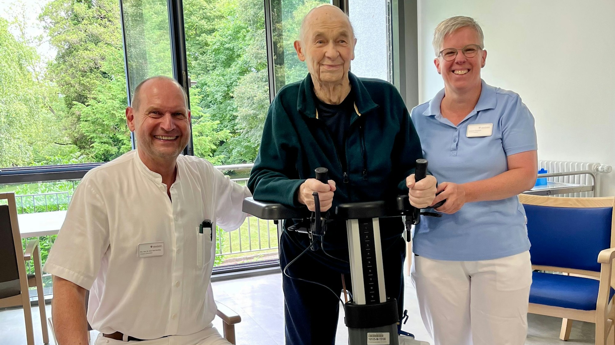 Der 100-jährige Hubert Münch mit Ralf Decking und Stefanie Gerhard