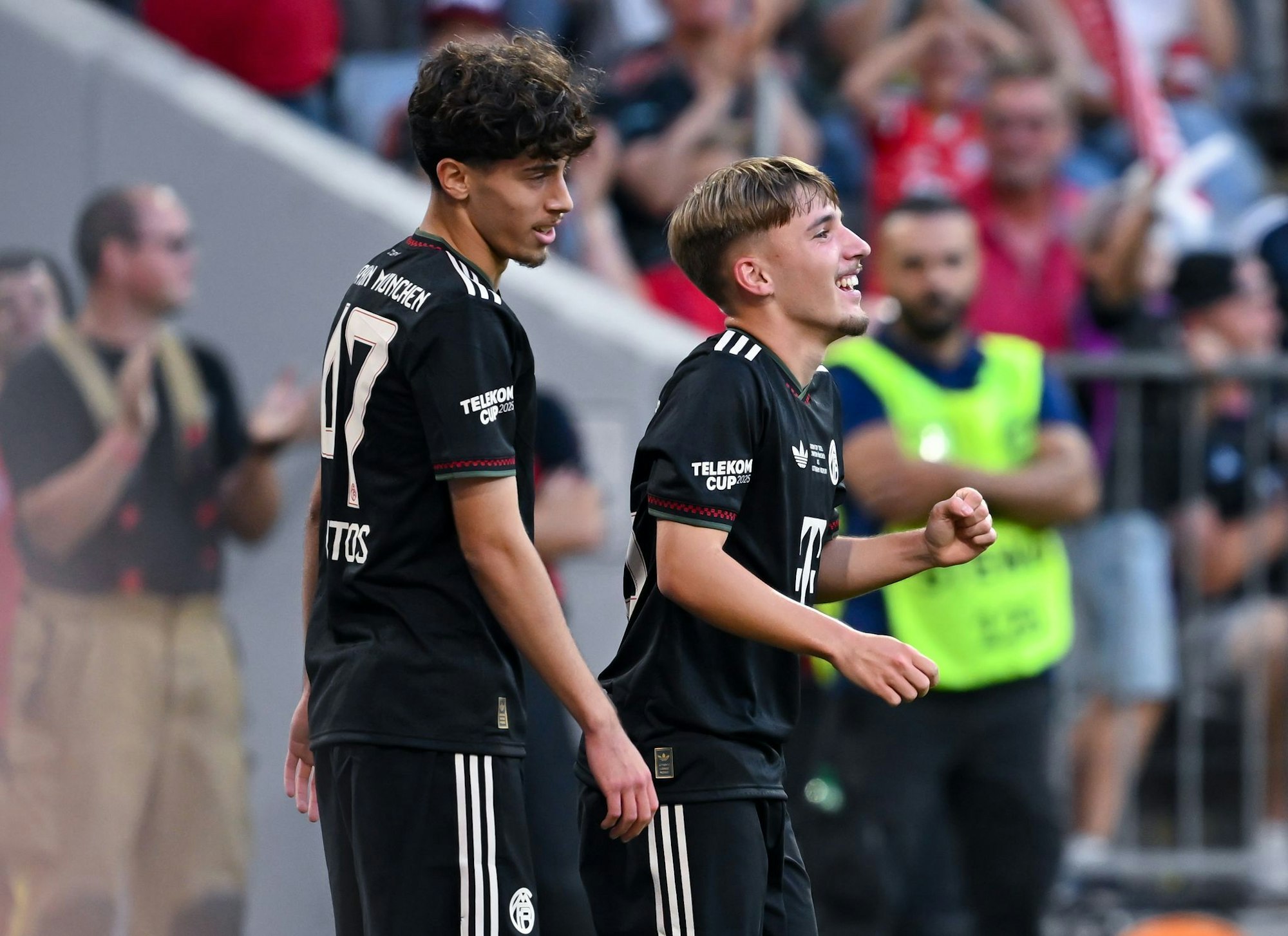 Lennart Karl (r.) hat seinen Vertrag beim FC Bayern München verlängert.
