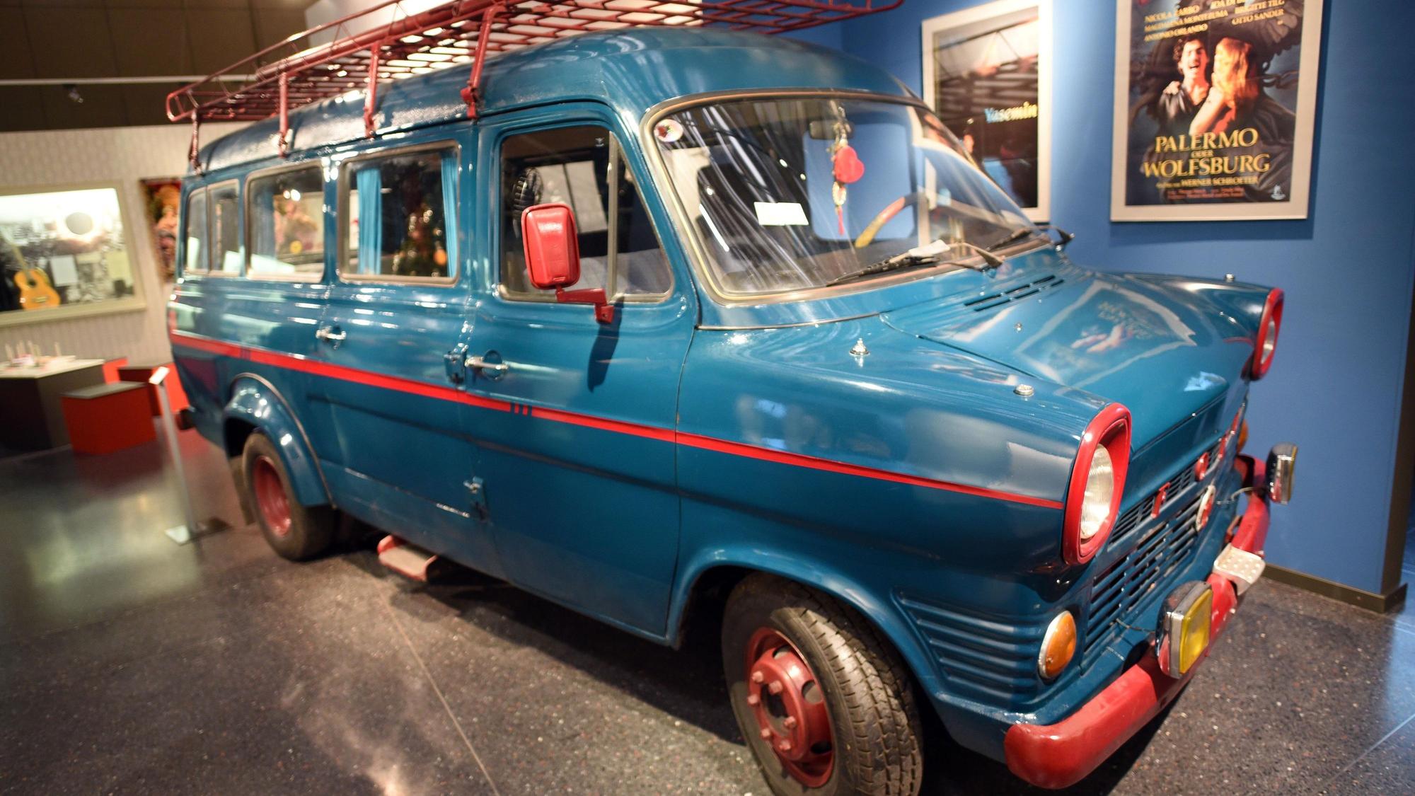 Ein in den 80er Jahren "Türkenkutsche" genannter Ford Transit ist am 09.12.2014 in Bonn (Nordrhein-Westfalen) in der Ausstellung "Immer bunter: Einwanderungsland Deutschland" im Haus der Geschichte zu sehen.