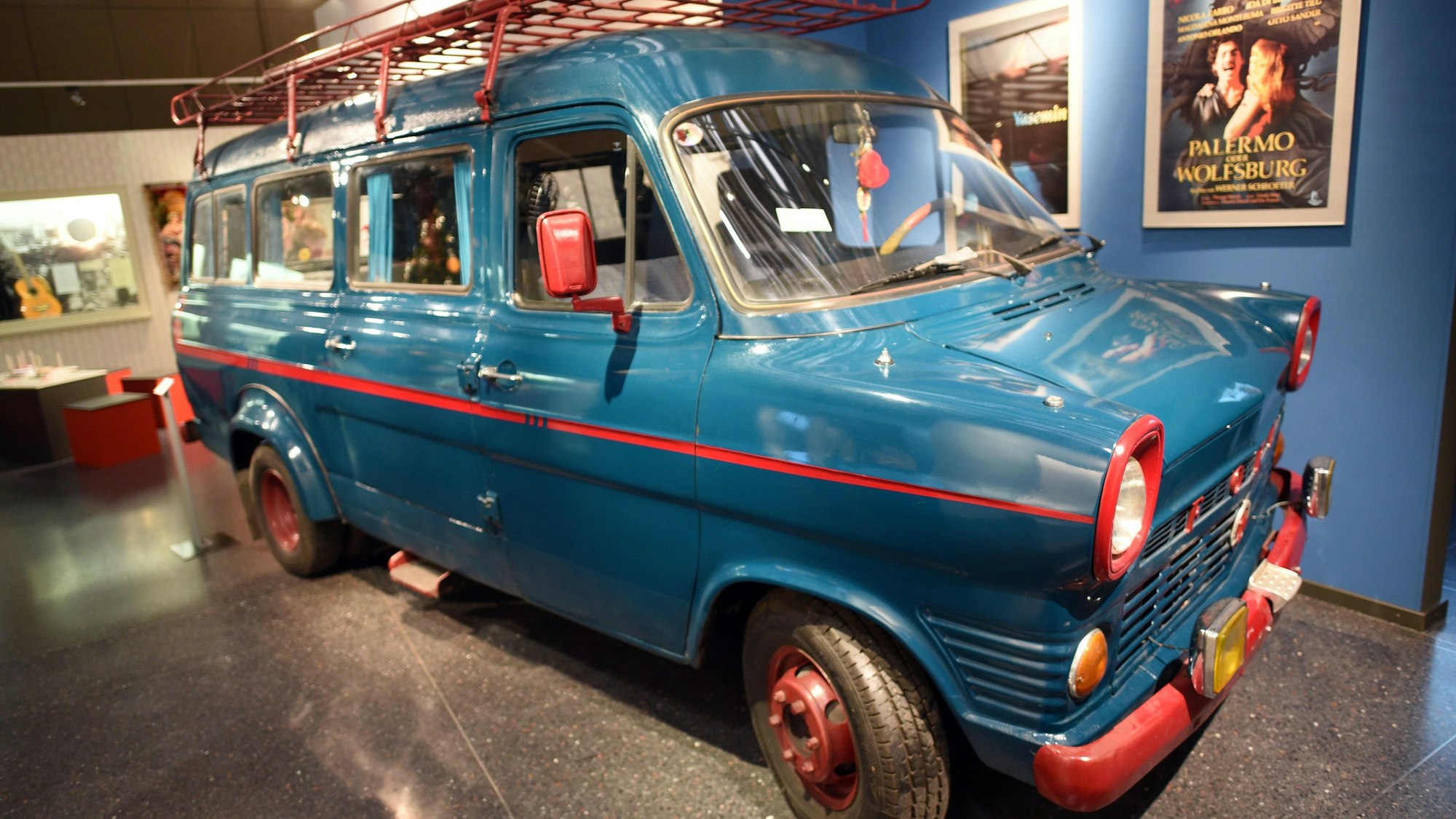 Ein in den 80er Jahren "Türkenkutsche" genannter Ford Transit ist am 09.12.2014 in Bonn (Nordrhein-Westfalen) in der Ausstellung "Immer bunter: Einwanderungsland Deutschland" im Haus der Geschichte zu sehen.