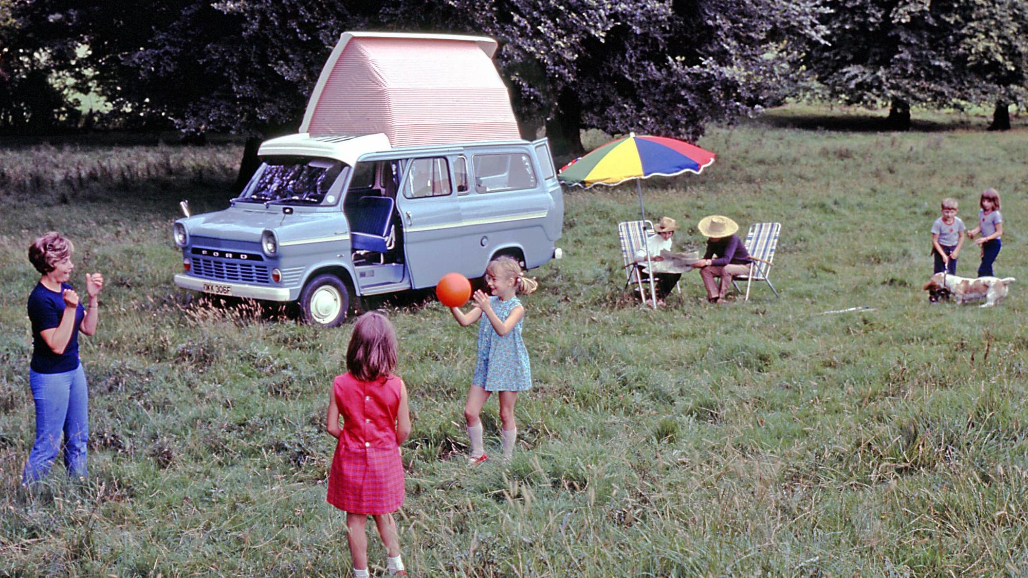 Als Wohnmobil war und ist der Ford Transit beliebt, hier einer von 1968