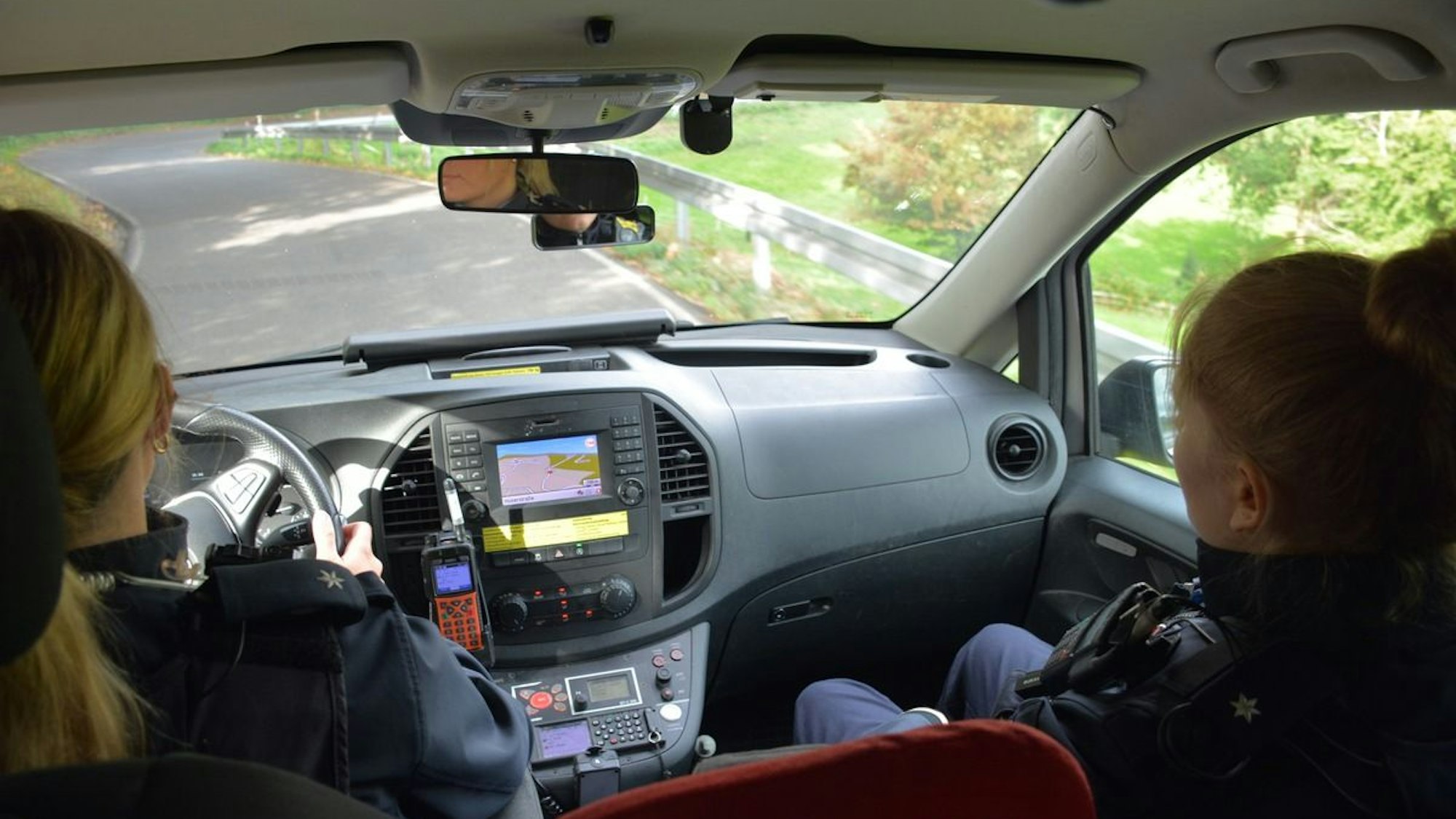 Ein Polizeiauto mit Blaulicht (Symbolbild).