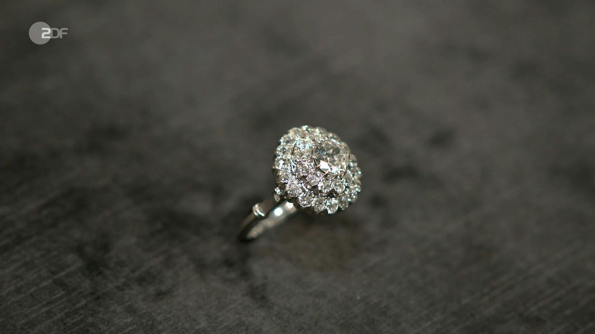 Der Platinring mit 2,5 Karat Diamanten aus den 1950er Jahren hatte einen Wert von 2.000 bis 2.200 Euro.
(Bild: ZDF)
