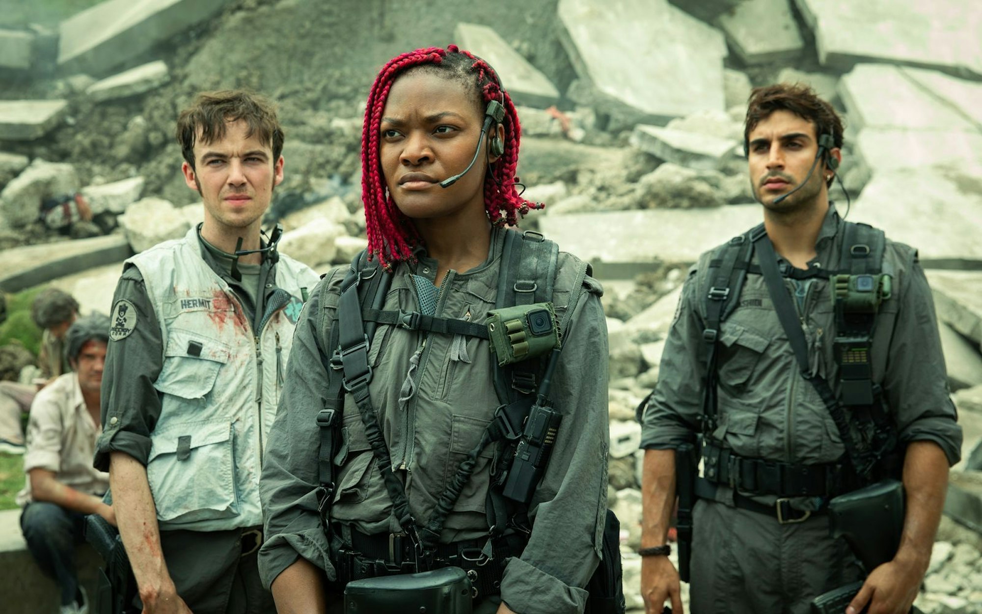 Die Menschheit in 95 Jahren ist bunter geworden, Grenzen zwischen biologisch und technisch erzeugtem Leben sind weitgehend aufgehoben: Alex Lawther als Hermit, Diêm Camille als Siberian und Moe Bar-El als Rashidi in der Disney-Serie „Alien: Earth“. (Bild: Patrick Brown/FX)