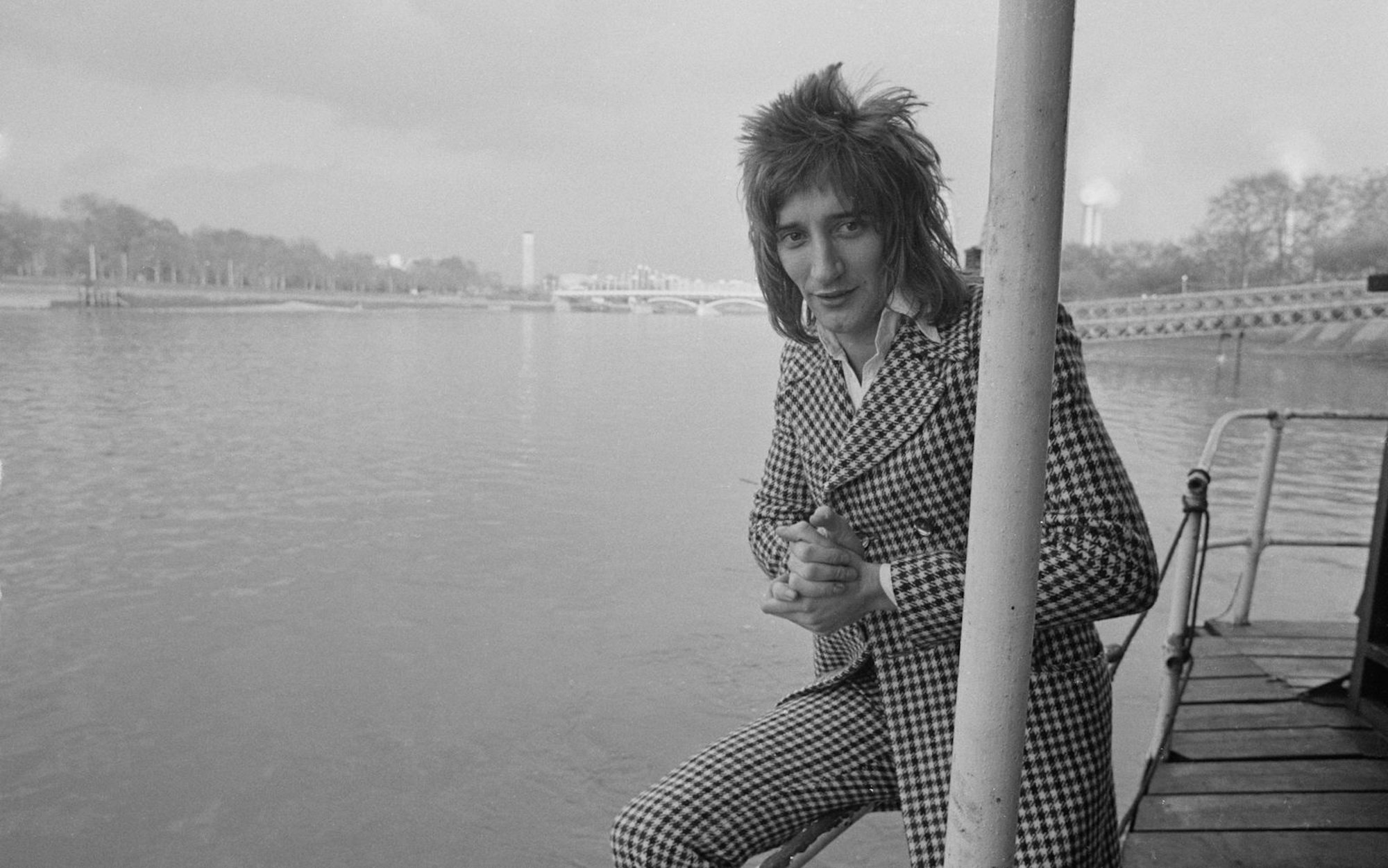 Für Rod Stewart war „Sailing“ 1975 so etwas wie ein Heimatweh-Song. Der Musiker hatte 1975 England verlassen und vermisste seine Heimat in Los Angeles schrecklich. (Bild: Jack Kay/Daily Express/Hulton Archive/Getty Images))