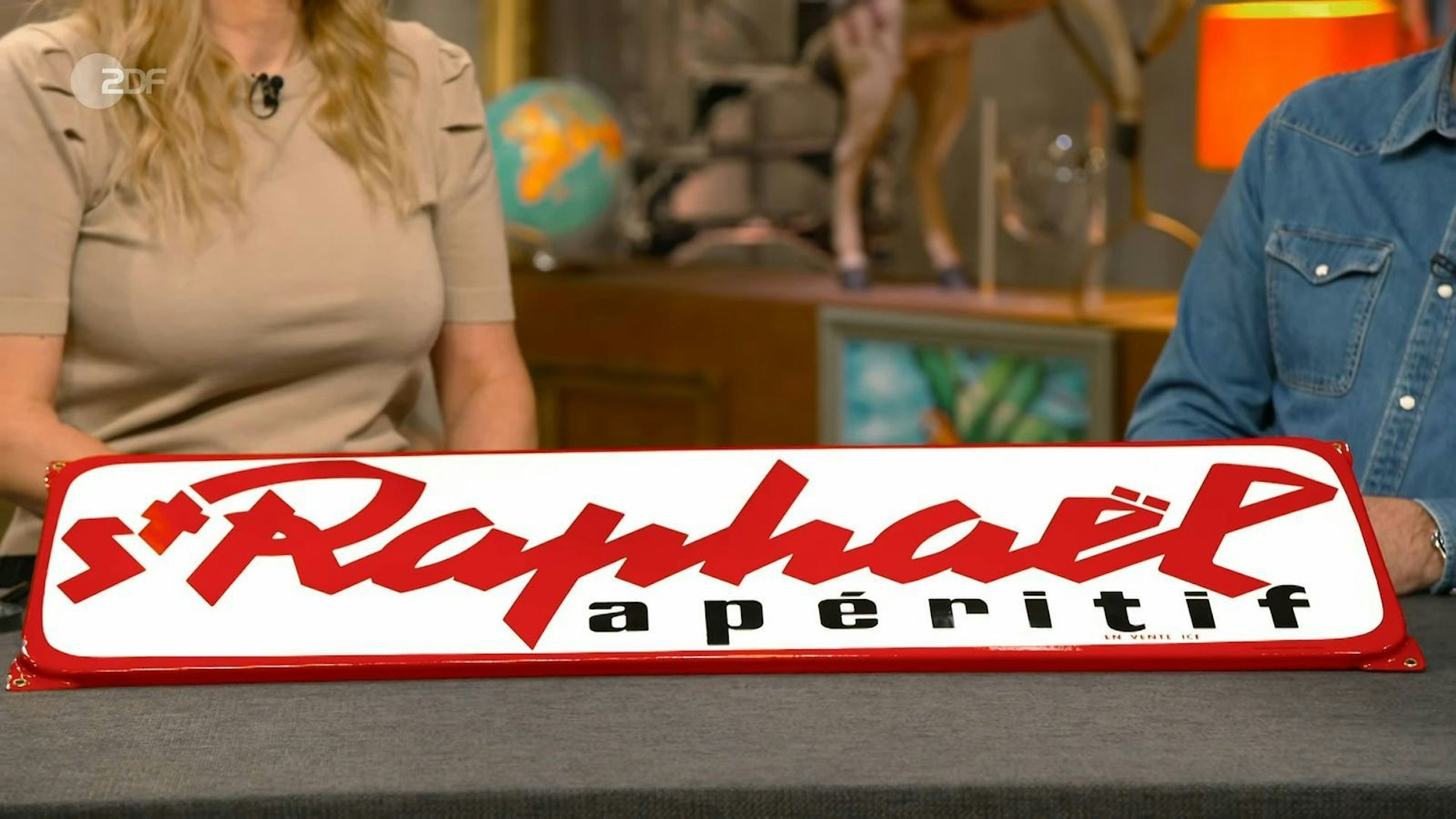 Das Emaille-Werbeschild von St. Raphaël Apéritif aus der Zeit zwischen 1950 und 1960 schätzte die Expertin auf 350 bis 500 Euro.
(Bild: ZDF)