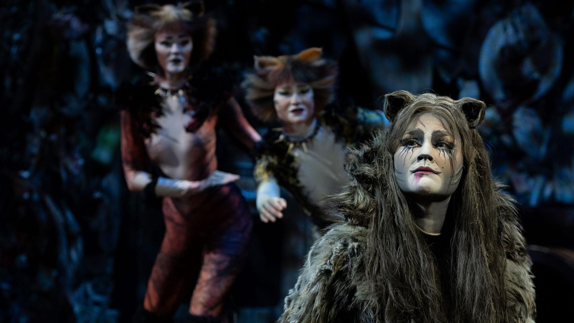 Grizabella (Lucy May Barker) erinnert sich an längst vergangene Tage.