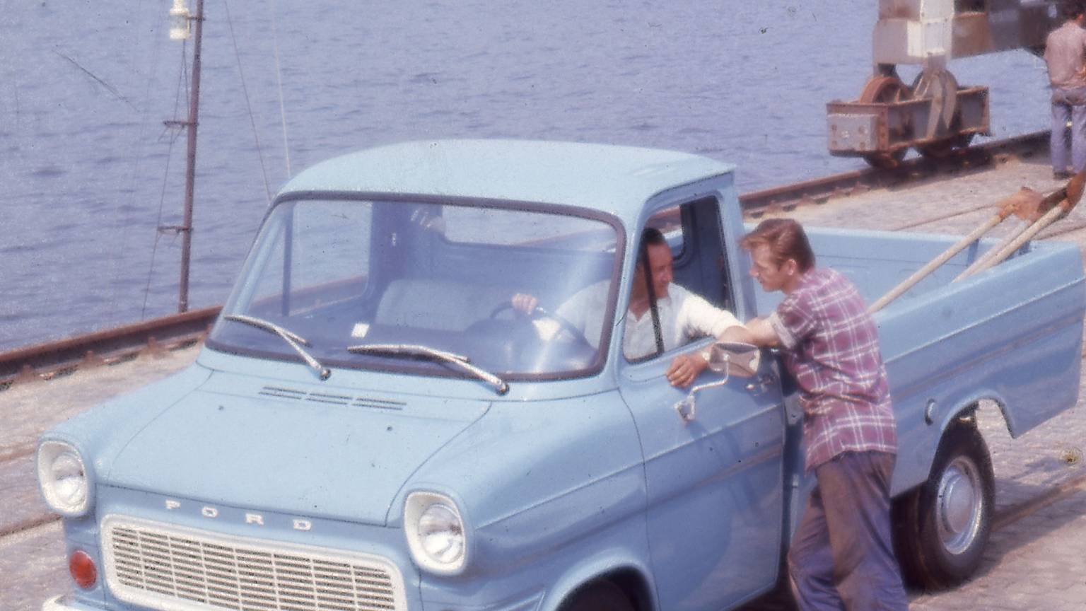 Ein Ford Transit ist in Bonn in der Ausstellung "Immer bunter: Einwanderungsland Deutschland" im Haus der Geschichte zu sehen.