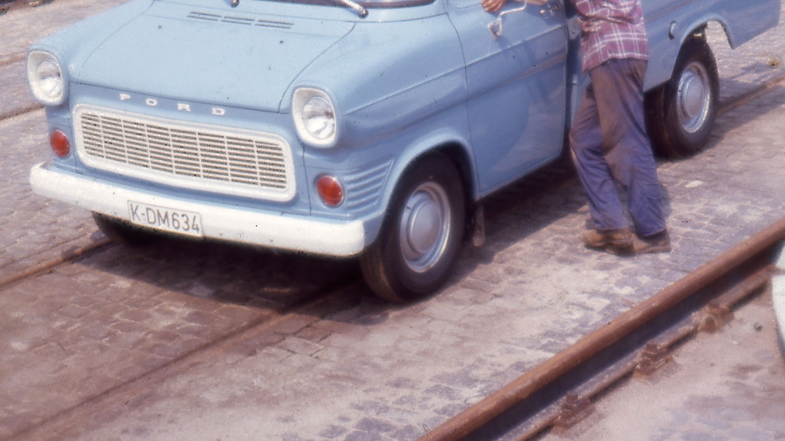 Ein Ford Transit ist in Bonn in der Ausstellung "Immer bunter: Einwanderungsland Deutschland" im Haus der Geschichte zu sehen.