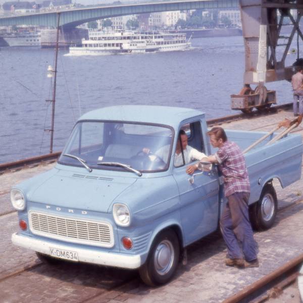 Ein Ford Transit ist in Bonn in der Ausstellung "Immer bunter: Einwanderungsland Deutschland" im Haus der Geschichte zu sehen.