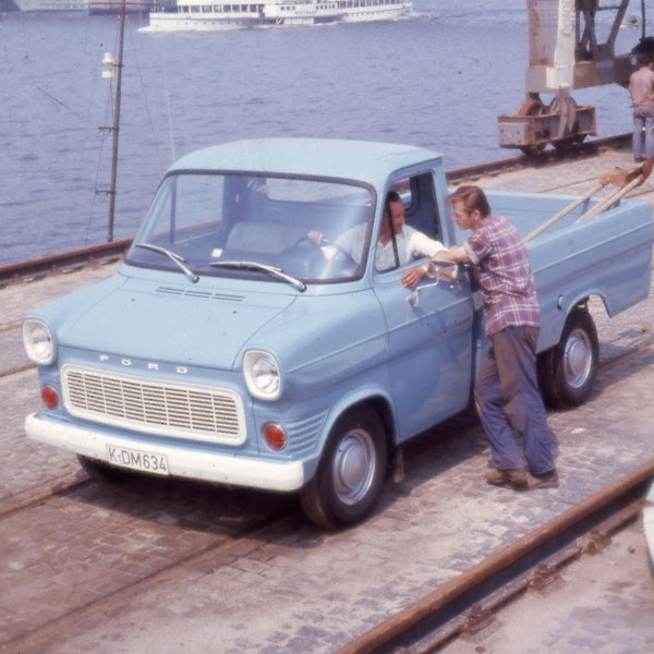 Ein Ford Transit ist in Bonn in der Ausstellung "Immer bunter: Einwanderungsland Deutschland" im Haus der Geschichte zu sehen.