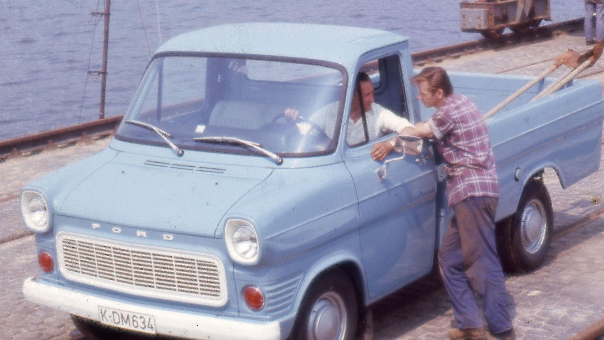 Ein Ford Transit ist in Bonn in der Ausstellung "Immer bunter: Einwanderungsland Deutschland" im Haus der Geschichte zu sehen.