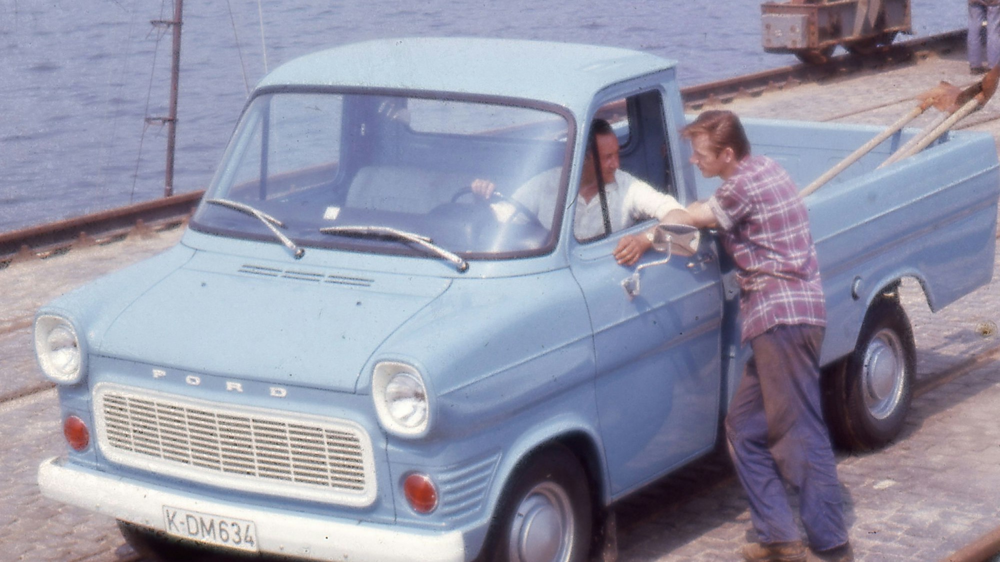 Ein Ford Transit ist in Bonn in der Ausstellung "Immer bunter: Einwanderungsland Deutschland" im Haus der Geschichte zu sehen.