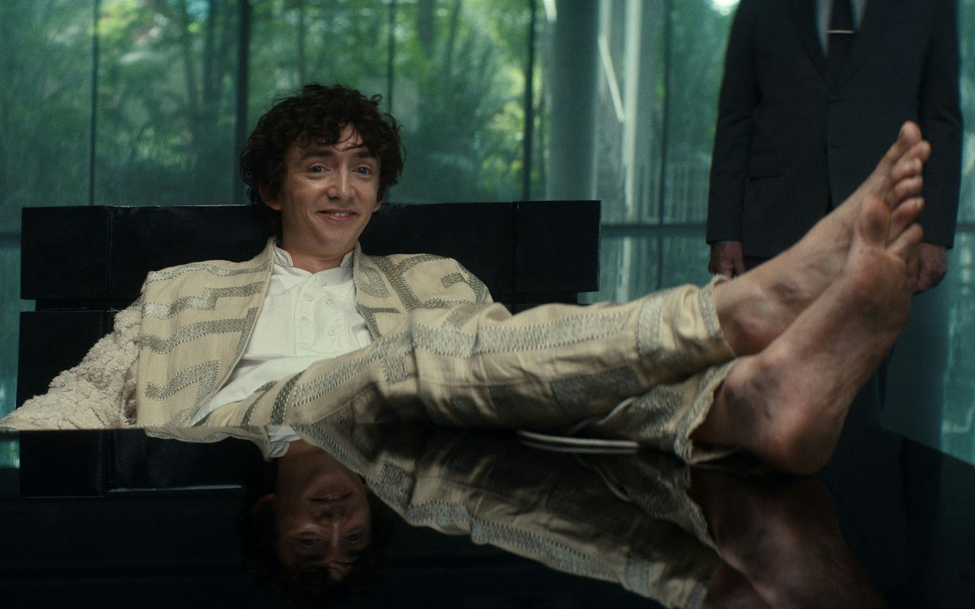 Auch in der Zukunft geht es einigen ziemlich gut, wie es scheint: Samuel Blenkin als „Boy Kavalier“ in „Alien: Earth“. Die Serie von Noah Hawley verlagert das Horrorgeschehen des ikonischen Weltraum-Urfilms von Ridley Scott auf die Erde. (Bild: FX)