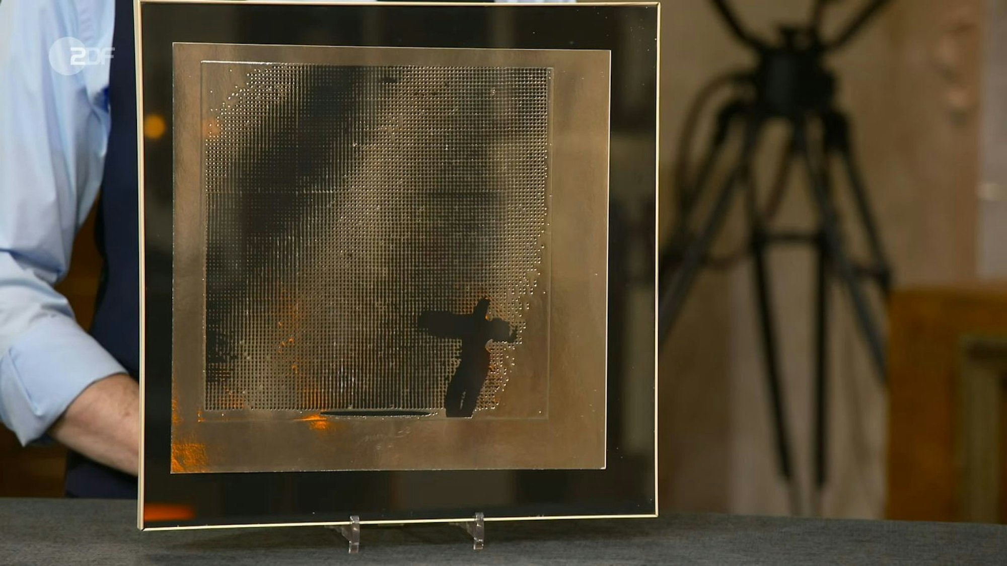 Verkauft wurde außerdem das Kunstwerk „Der Tänzer“ von Heinz Mack aus dem Jahr 1972, das der Experte auf 750 bis 1.000 Euro schätzte.
(Bild: ZDF)