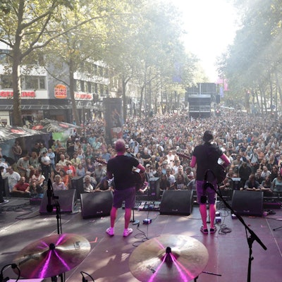 Wie beim „Fest der Demokratie“ im Vorjahr, wird der Verein Arsch huh auf einer Bühne für Vielfalt und Mitgestaltung werben.