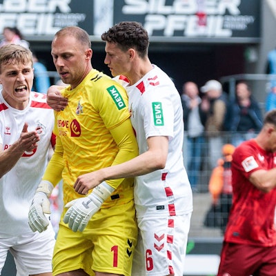 2. Fußball Bundesliga, 1. FC Köln - 1. FC Kaiserslautern, 18.05.2025 Timo Hübers 1. FC Köln, 4 und Eric Martel 1. FC Köln, 6 umarmen Marvin Schwäbe 1. FC Köln, 1 nach Parade 2. Fußball Bundesliga, 1. FC Köln - 1. FC Kaiserslautern, Köln, RheinEnergiestadion am 18.05.2025 DFL REGULATIONS PROHIBIT ANY USE OF PHOTOGRAPHS AS IMAGE SEQUENCES AND/OR QUASI-VIDEO. *** 2 Soccer Bundesliga, 1 FC Köln 1 FC Kaiserslautern, 18 05 2025 Timo Hübers 1 FC Köln, 4 and Eric Martel 1 FC Köln, 6 hug Marvin Schwäbe 1 FC Köln, 1 after parade 2 Soccer Bundesliga, 1 FC Köln 1 FC Kaiserslautern, Cologne, RheinEnergiestadion on 18 05 2025 DFL REGULATIONS PROHIBIT ANY USE OF PHOTOGRAPHS AS IMAGE SEQUENCES AND OR QUASI VIDEO Copyright: xBEAUTIFULxSPORTS/Wunderlx